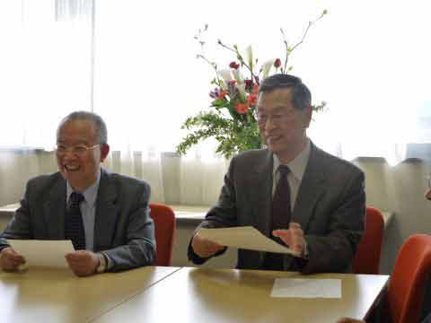 Prof. SUNADA (ICRE Director) and Prof. TAKEUCHI (ICHARM Director)